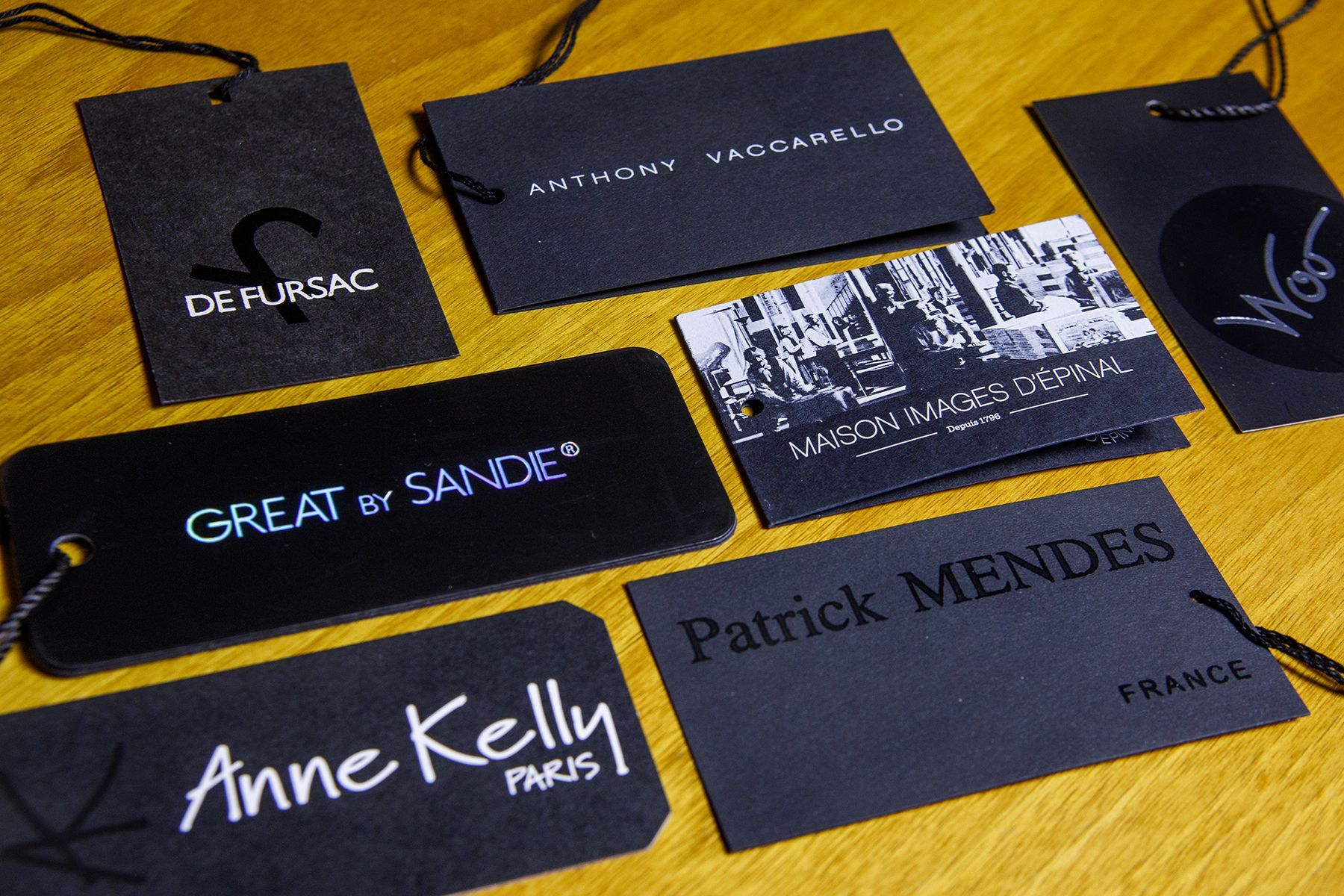 Étiquettes Carton & Hang Tags Personnalisés | Griffes Vivienne